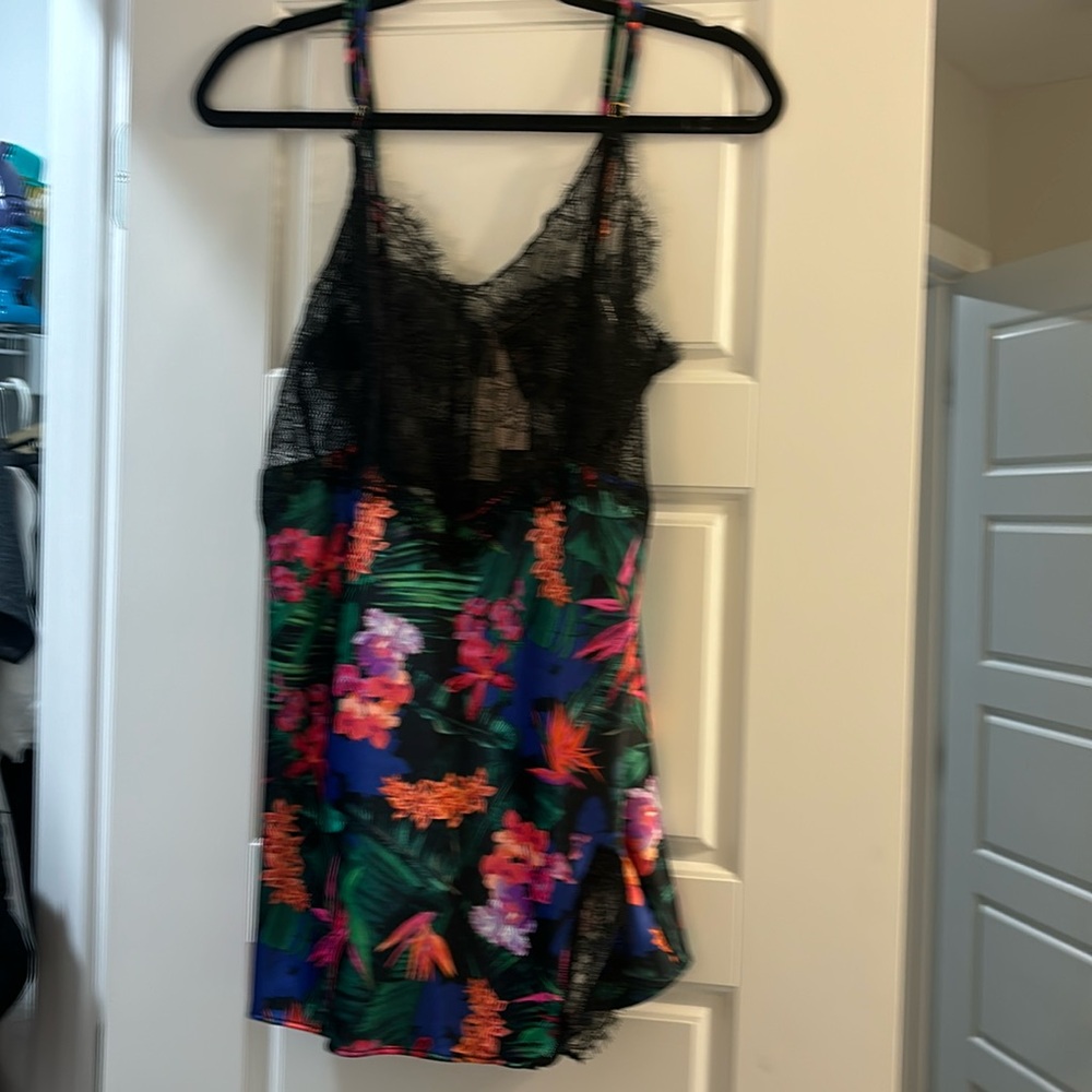 NWT Victoria’s Secret flowery nighty size large